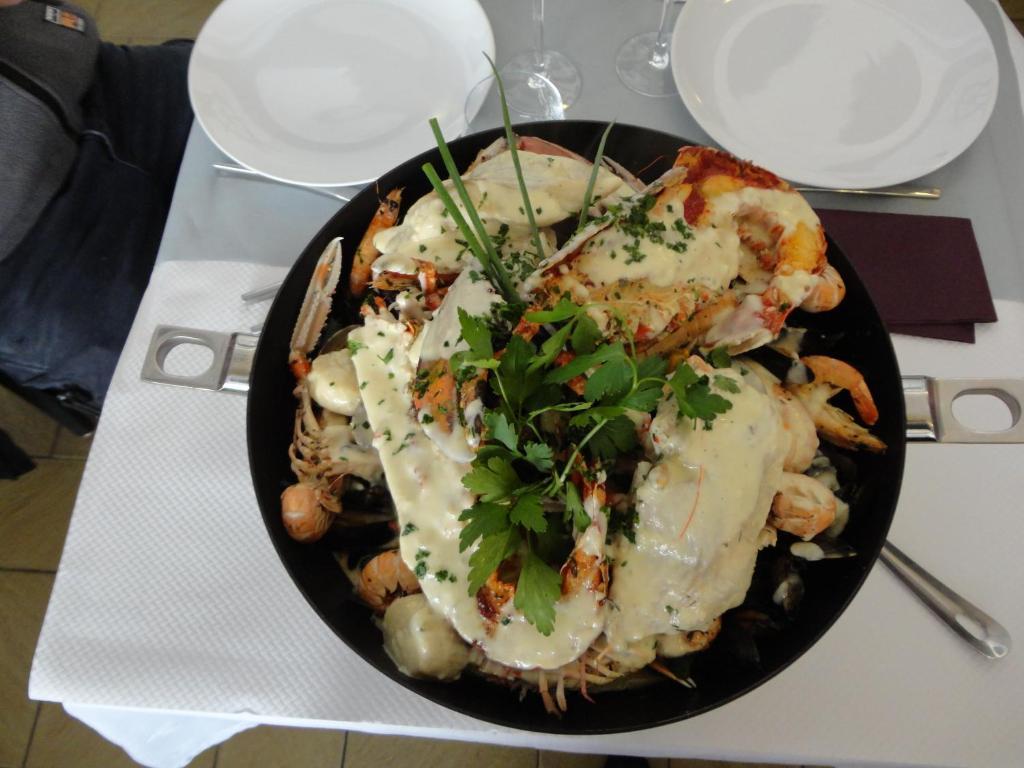 Logis Hotel Les Chardons Bleus Restaurant Le Bistrot De La Mer Roscoff Exteriör bild