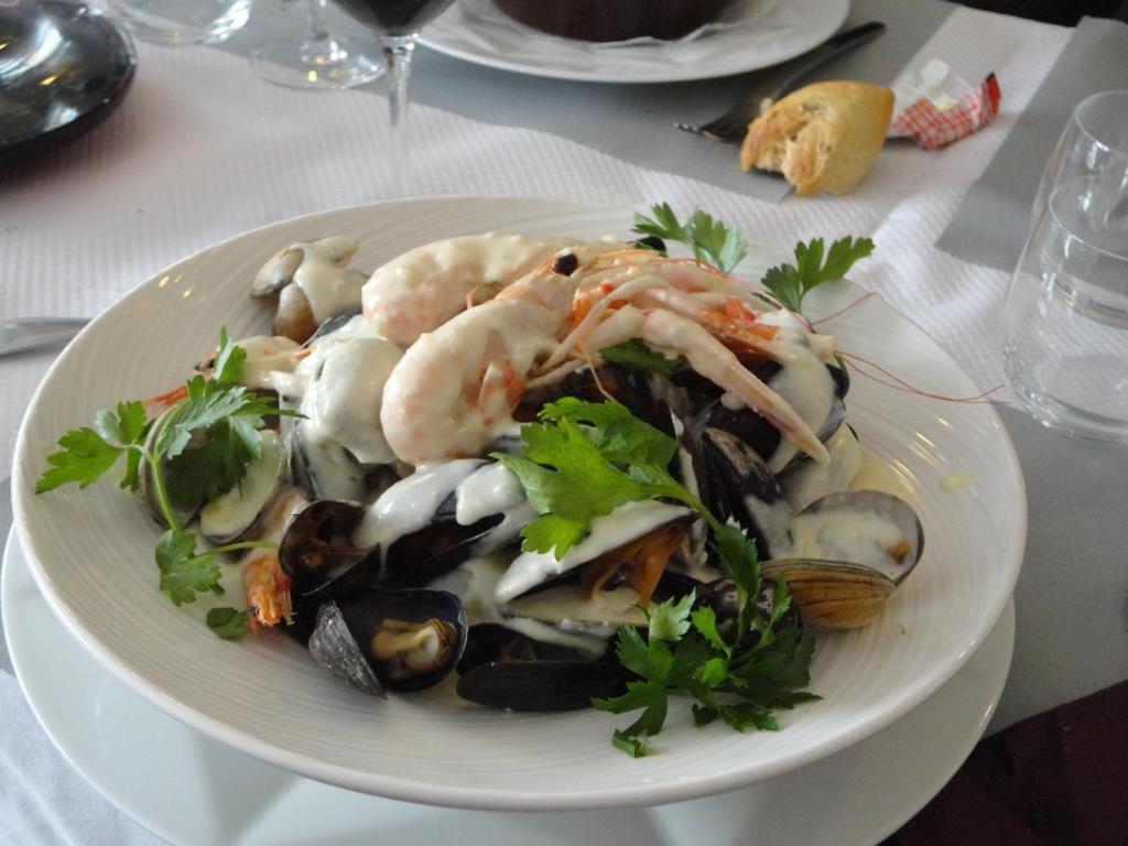Logis Hotel Les Chardons Bleus Restaurant Le Bistrot De La Mer Roscoff Exteriör bild