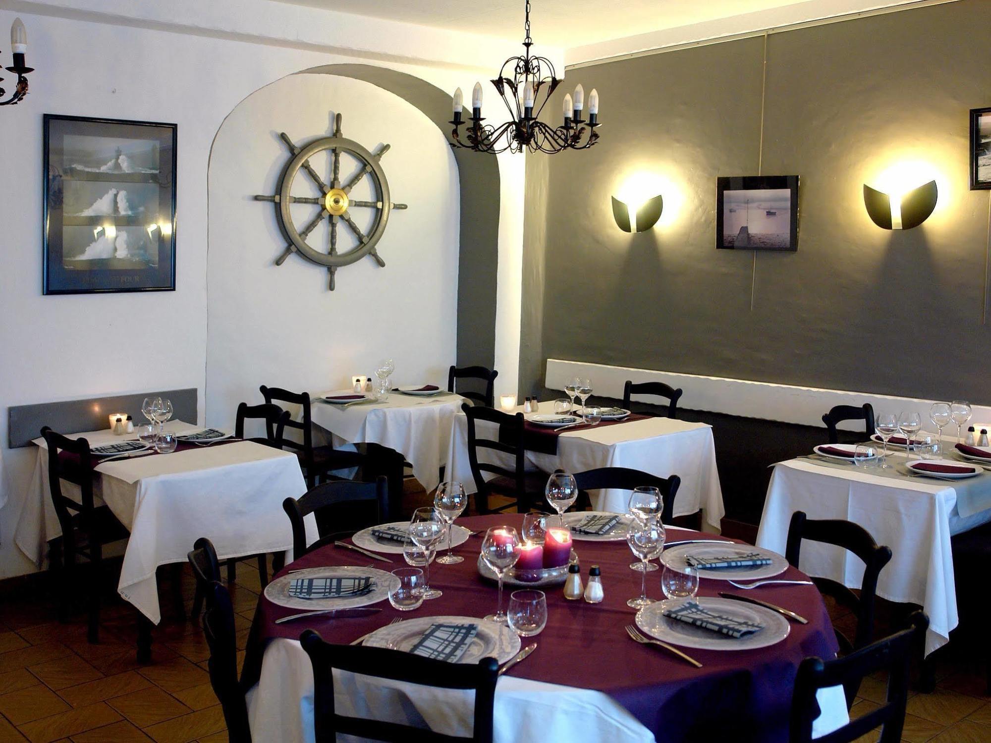 Logis Hotel Les Chardons Bleus Restaurant Le Bistrot De La Mer Roscoff Exteriör bild